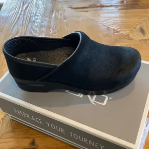 NEW Dansko Suede Professional Shoes