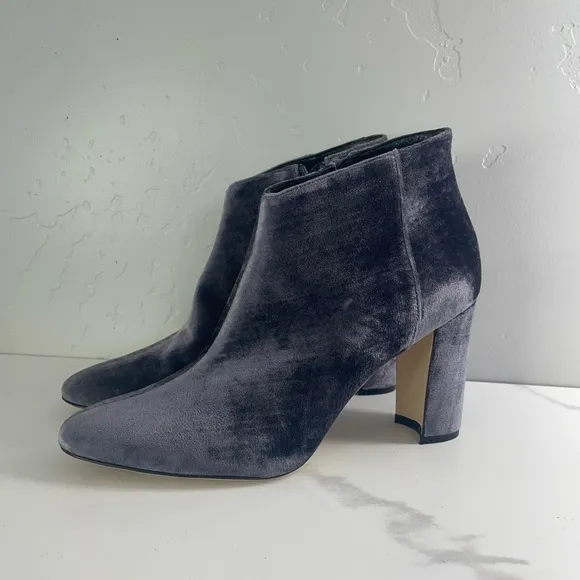 NIB Manolo Blahnik Brustalo Velvet Grey Booties Size 37