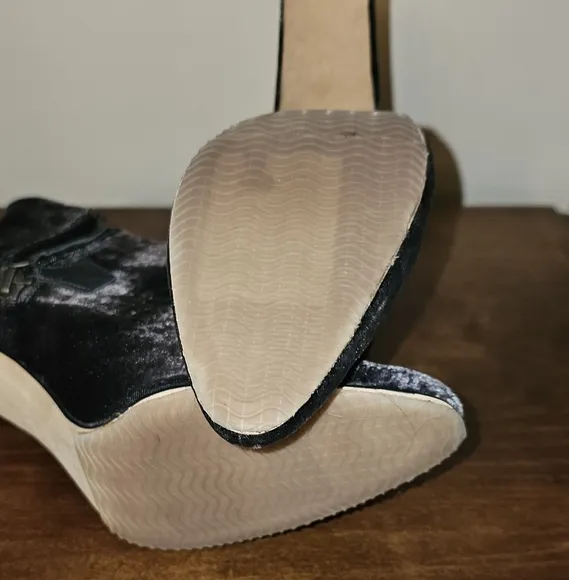 NIB Manolo Blahnik Brustalo Velvet Grey Booties Size 37