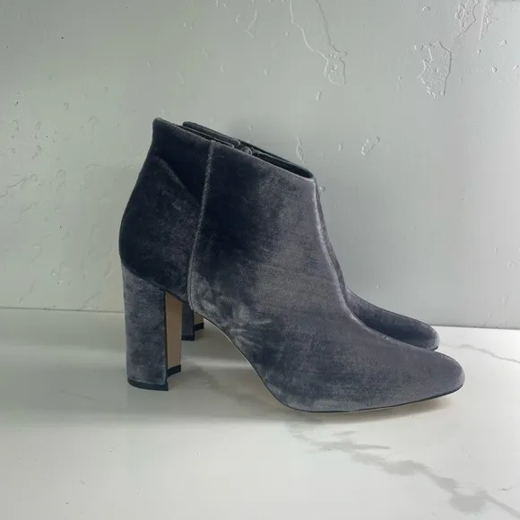NIB Manolo Blahnik Brustalo Velvet Grey Booties Size 37