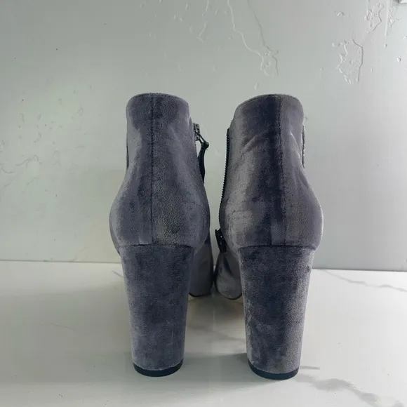 NIB Manolo Blahnik Brustalo Velvet Grey Booties Size 37