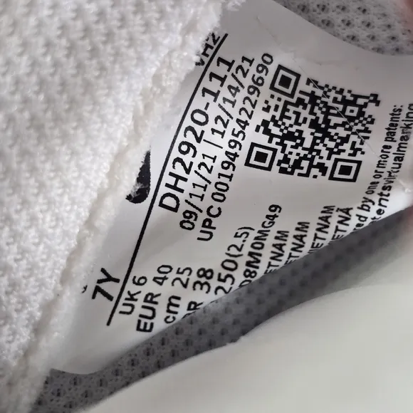 Nike Air Force 1 Triple White Athletic Shoes Size 8.5 Women = 7Y New