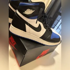 Nike Air Jordan Men's Black and Blue Sneakers