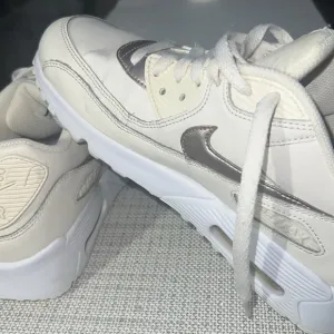 Nike Air Max 90 Woman's size6.5US/ 39EUR running shoes DX0115 101