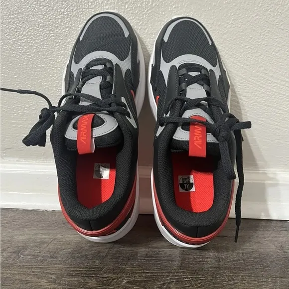 Nike Air Max Bolt (GS) Grey/Bright Crimson Shoe Size 7Y/Women's 8.5 CW1626-005