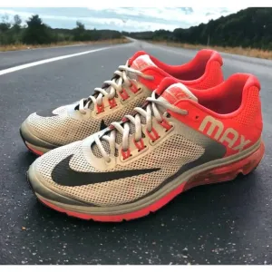 NIKE AIRMAX EXCELLERATE Grey Red Flex Run Shoes RARE Mens 9.5 Fast Ship