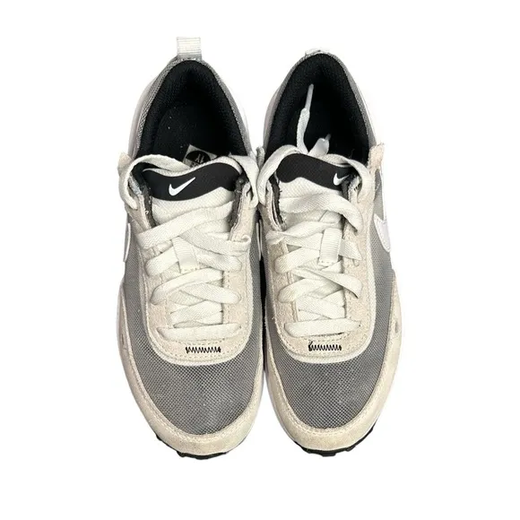 NIKE BIG KIDS' WAFFLE ONE CASUAL SHOES. Boy Sz 1.