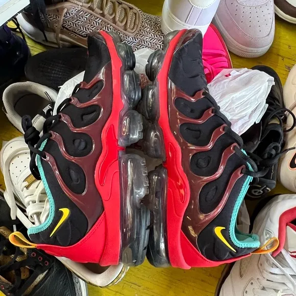 Nike Black and Red Athletic Shoes with Wavy Design Vapormax Plus