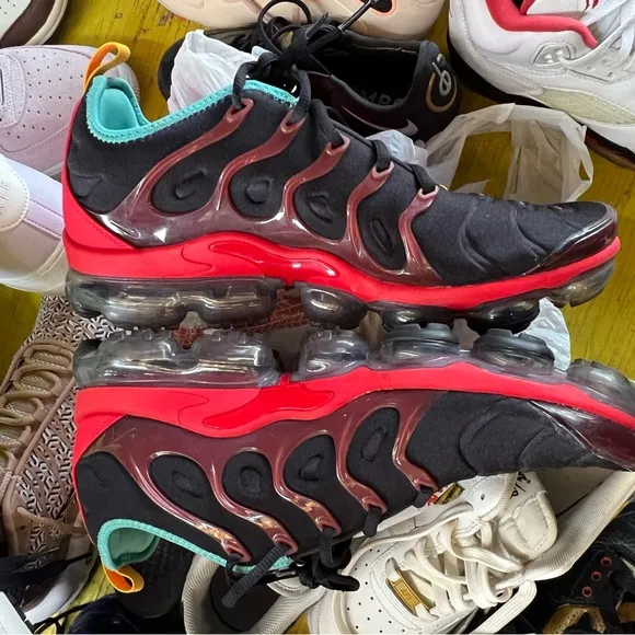 Nike Black and Red Athletic Shoes with Wavy Design Vapormax Plus