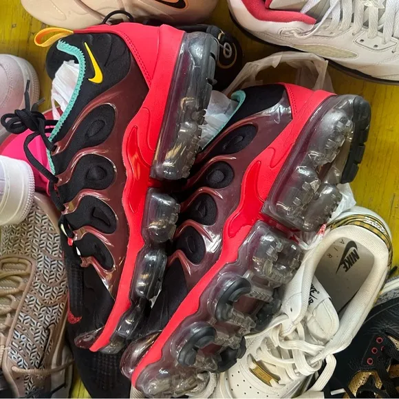 Nike Black and Red Athletic Shoes with Wavy Design Vapormax Plus