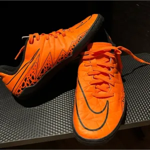 Nike Hypervenom Phelon electric orange Youth indoor soccer shoes. Size 5