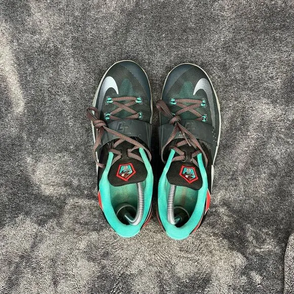 Nike Kevin Durant 7 Basketball Trainers Youth size 7Y/ Women size 8.5
