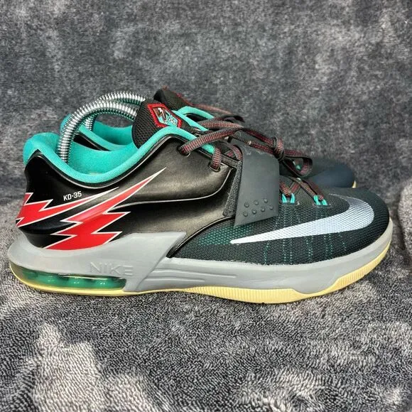 Nike Kevin Durant 7 Basketball Trainers Youth size 7Y/ Women size 8.5