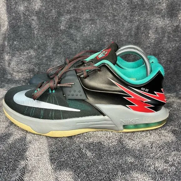 Nike Kevin Durant 7 Basketball Trainers Youth size 7Y/ Women size 8.5