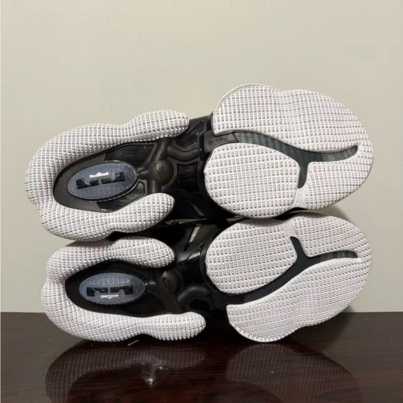 Nike Lebron 19 Shoes Royalty White Black Metallic Gold CZ0203-100 Men Size 13