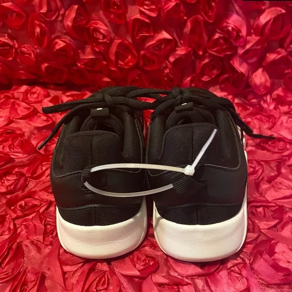 Nike Legend Essential Women's