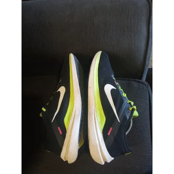 Nike Sneakers Men's Air Winflo 10 Black Volt Hyper Pink FN6825-010  Size 11.5