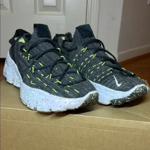 NIKE SPACE HIPPIE 04 Shoes. Size men US 10.5, women US 12.