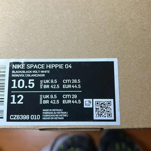 NIKE SPACE HIPPIE 04 Shoes. Size men US 10.5, women US 12.