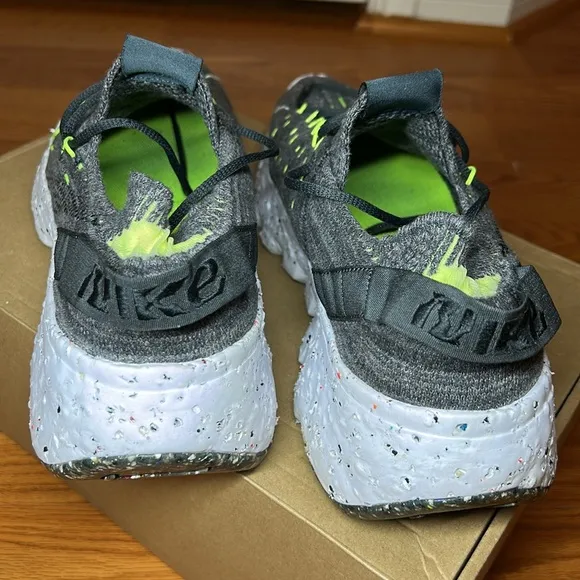 NIKE SPACE HIPPIE 04 Shoes. Size men US 10.5, women US 12.
