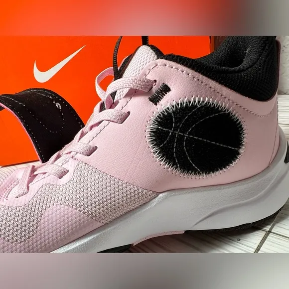 Nike team hustle‎ d 11 big kids basketball shoes sneakers pink 5.5Y DV8996 600