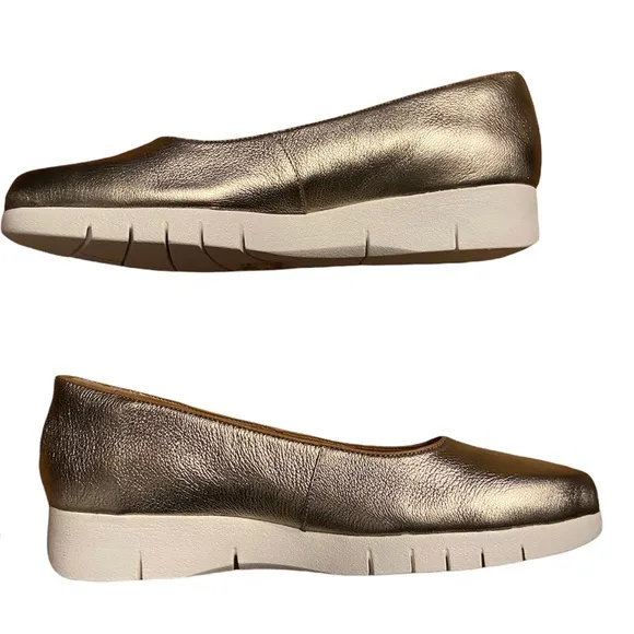 NWOB Clarks Gold Leather Daelyn Towne Size 10 Small Contrast Wedge Heel Shoes.