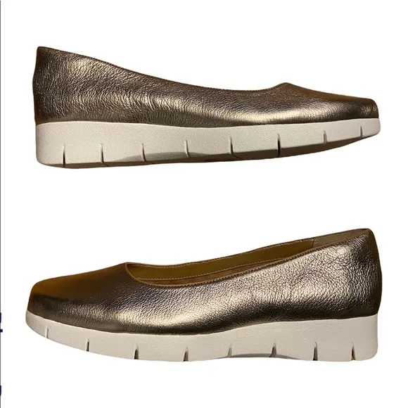 NWOB Clarks Gold Leather Daelyn Towne Size 10 Small Contrast Wedge Heel Shoes.