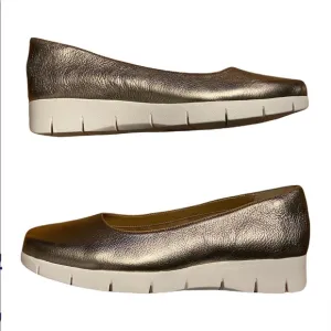 NWOB Clarks Gold Leather Daelyn Towne Size 10 Small Contrast Wedge Heel Shoes.