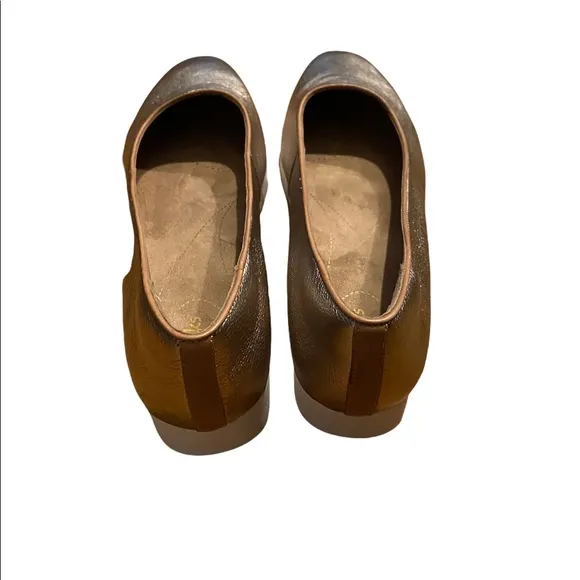 NWOB Clarks Gold Leather Daelyn Towne Size 10 Small Contrast Wedge Heel Shoes.