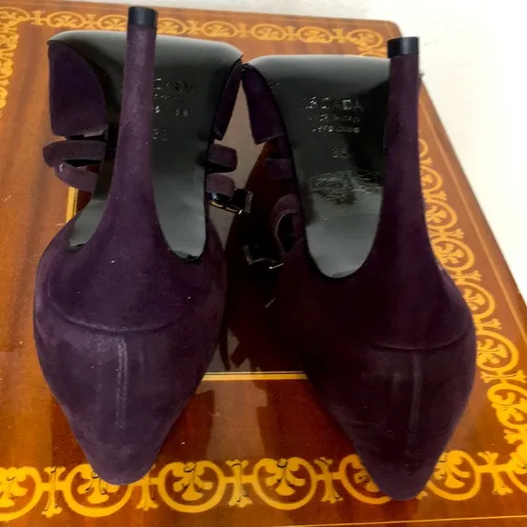 NWOB Escada 38 Plum Suede Heels