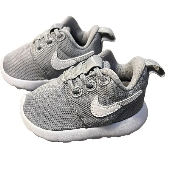 NWOB Nike Unisex Baby Shoes Size 2c