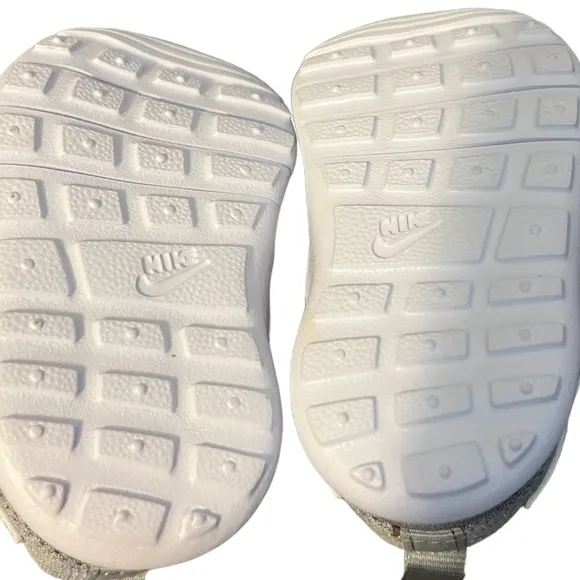 NWOB Nike Unisex Baby Shoes Size 2c