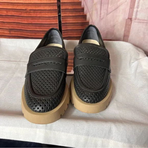 NWOT Dolce Vita Malila Loafers Black Nubuck, Size 7, classic statement shoe