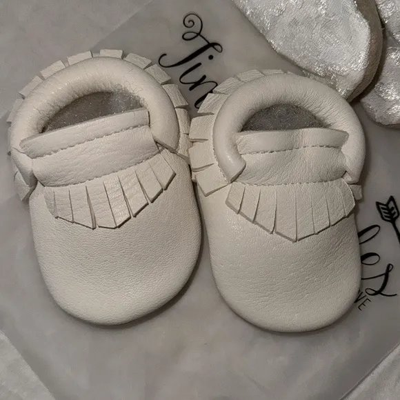 NWT IOB 2 pairs Tinybabysoles newborn shoes lace and genuine leather moccasins