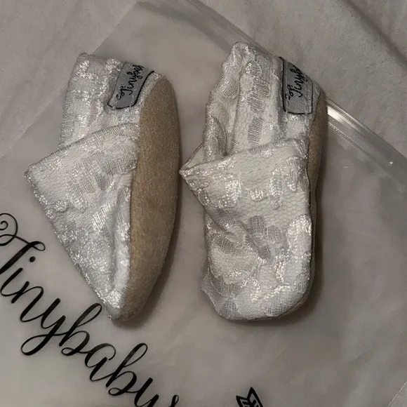 NWT IOB 2 pairs Tinybabysoles newborn shoes lace and genuine leather moccasins