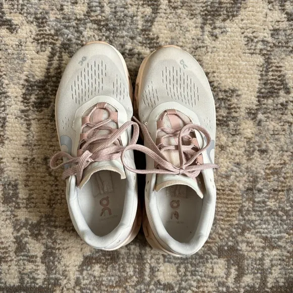On running | cloudmonster road running shoes in moon fawn