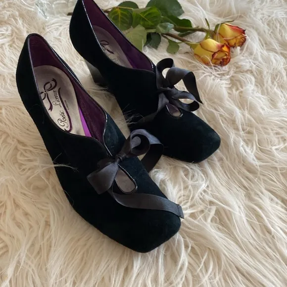 POETiC LICENCE London suede wedges
