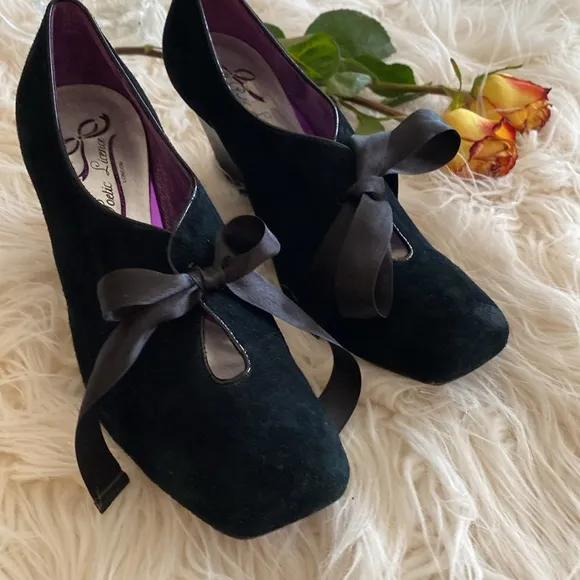 POETiC LICENCE London suede wedges