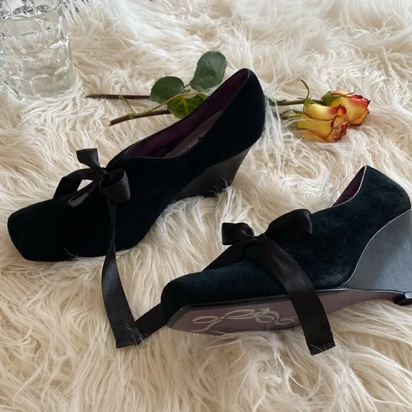 POETiC LICENCE London suede wedges