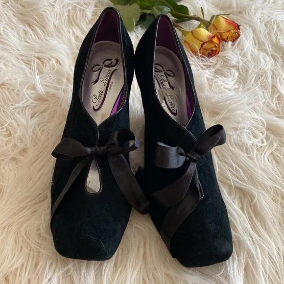 POETiC LICENCE London suede wedges
