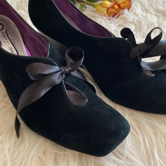 POETiC LICENCE London suede wedges