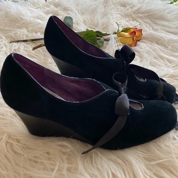 POETiC LICENCE London suede wedges