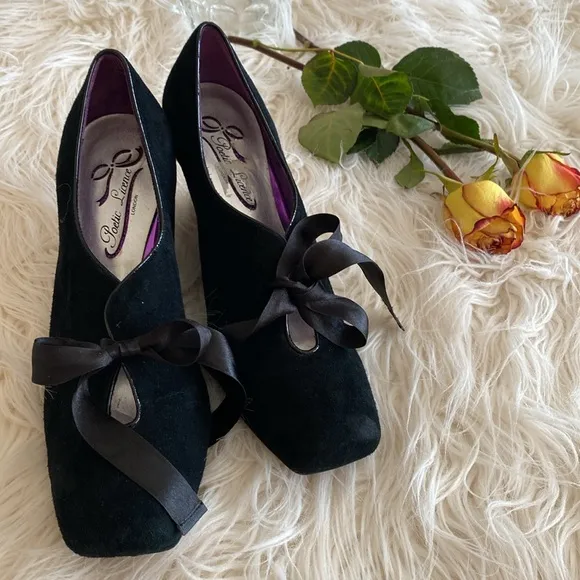 POETiC LICENCE London suede wedges