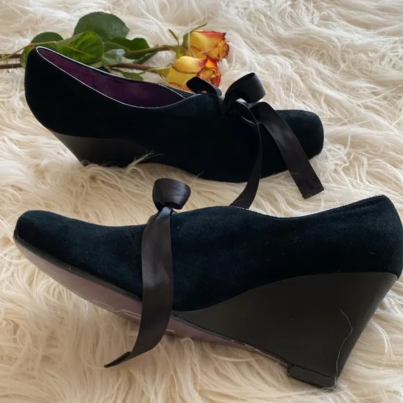 POETiC LICENCE London suede wedges