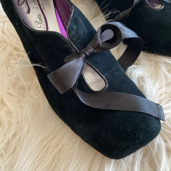 POETiC LICENCE London suede wedges