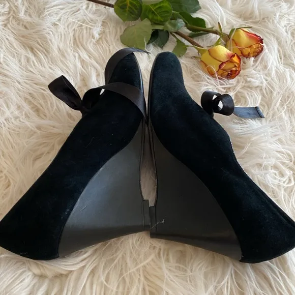 POETiC LICENCE London suede wedges