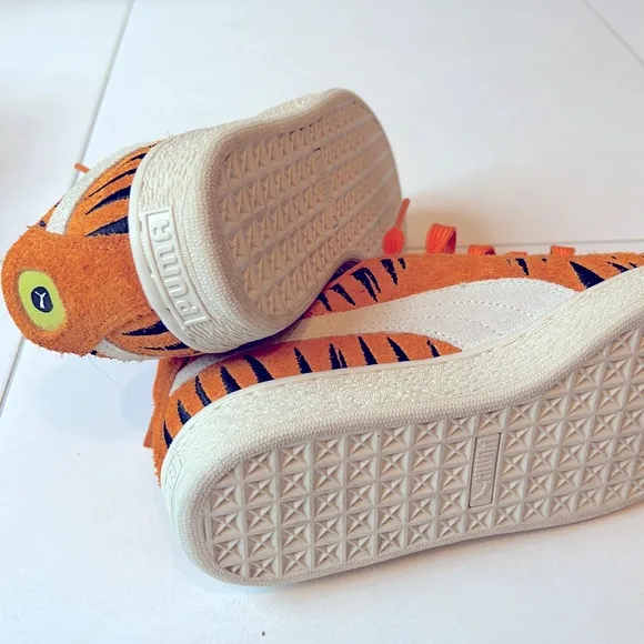 Puma Suede Tony the Tiger shoes size 7 Jr