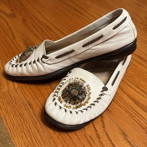 RARE Aerosoles White leather moccasins beaded embellished Flats Shoes Sz 9.5