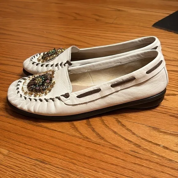 RARE Aerosoles White leather moccasins beaded embellished Flats Shoes Sz 9.5