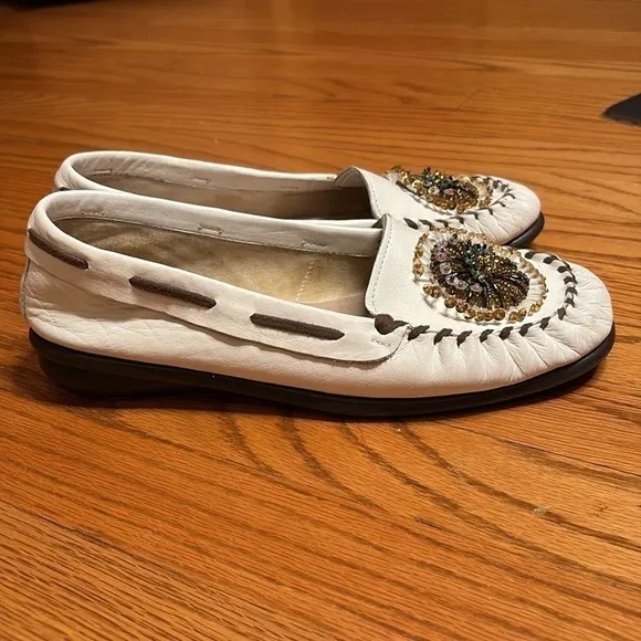 RARE Aerosoles White leather moccasins beaded embellished Flats Shoes Sz 9.5